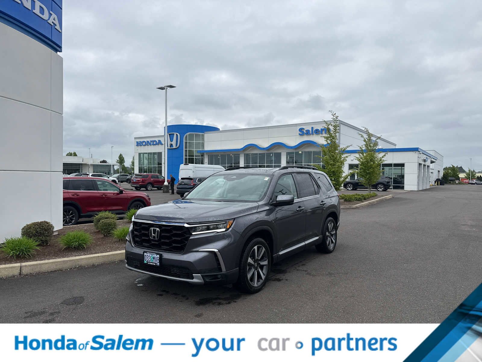 Used 2025 Honda Pilot Touring image 1