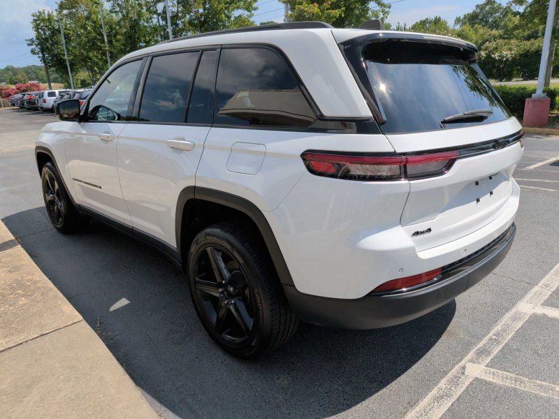 Used 2023 Jeep Grand Cherokee Altitude AWD/4WD image 3