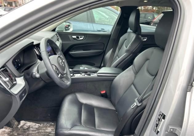 Used 2023 Volvo XC60 B5 Core w/ Climate Package image 5
