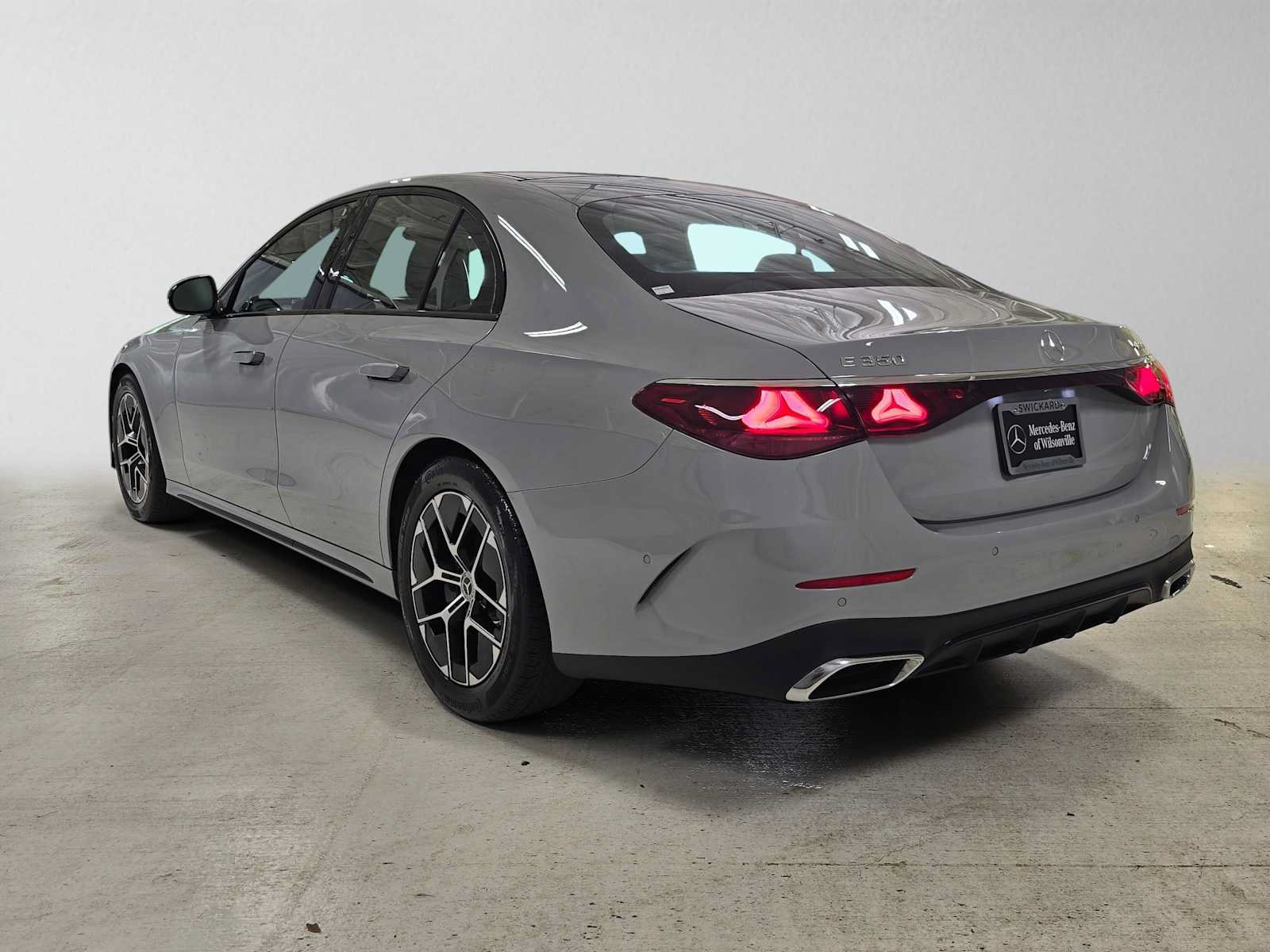 Used 2025 Mercedes-Benz E 350 4MATIC Sedan image 5