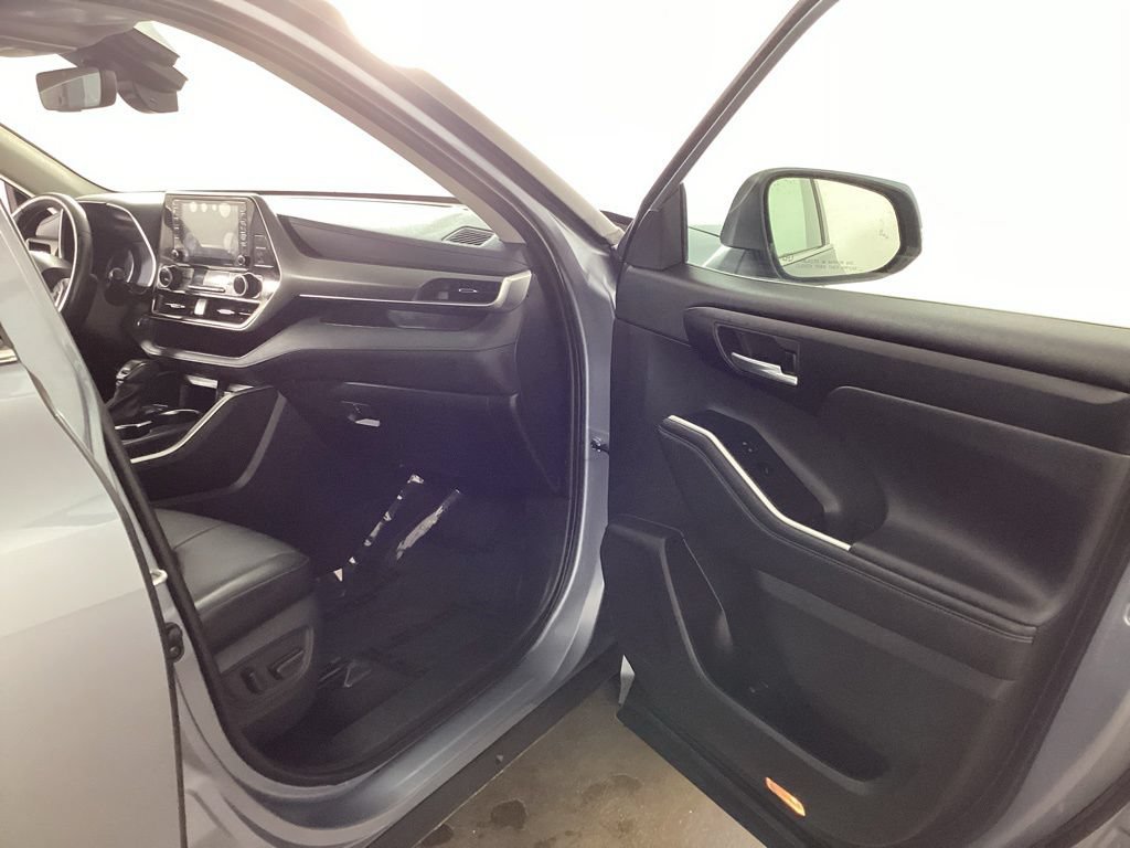 Used 2021 Toyota Highlander XLE AWD/4WD image 16