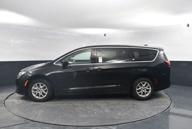 Used 2023 Chrysler Voyager LX image 5