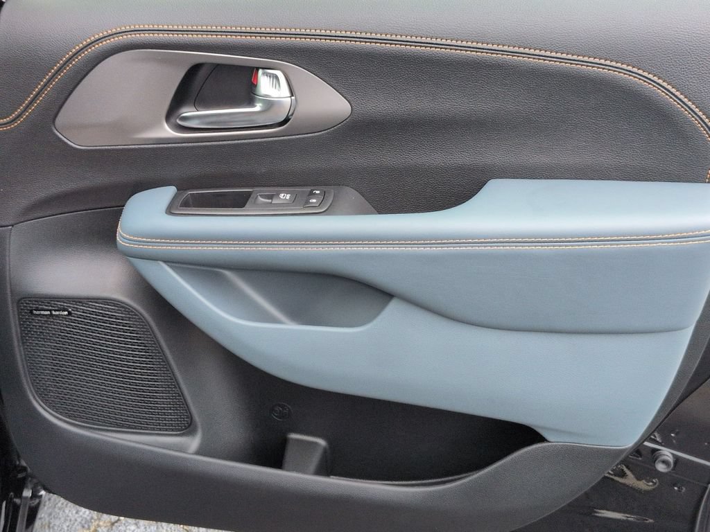 New 2027 Chrysler Pacifica Pinnacle w/ Theater Group FWD image 34