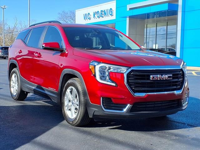 Used 2024 GMC Terrain SLE w/ Driver Convenience Package image 2