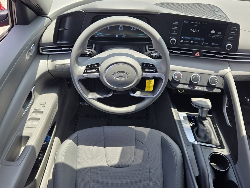 Certified 2025 Hyundai Elantra SE FWD image 13