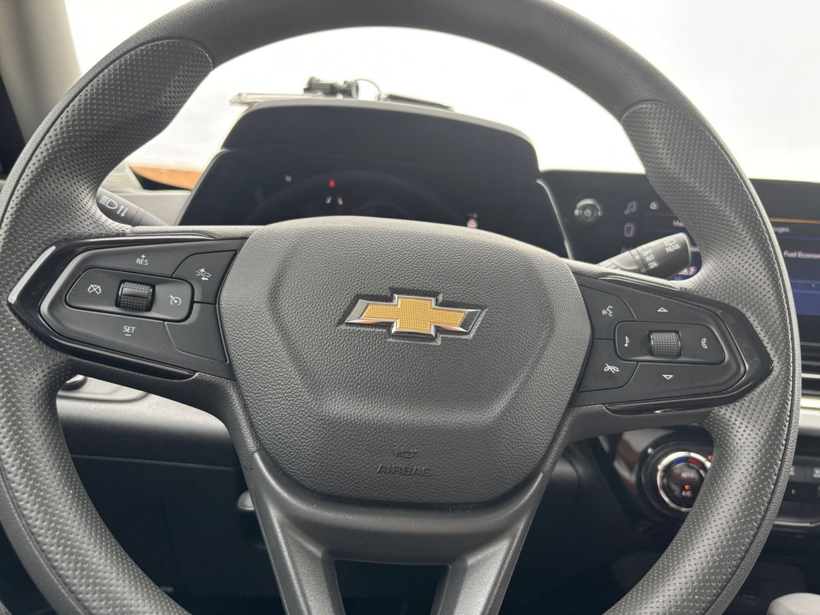 Used 2025 Chevrolet Trax LT FWD image 25
