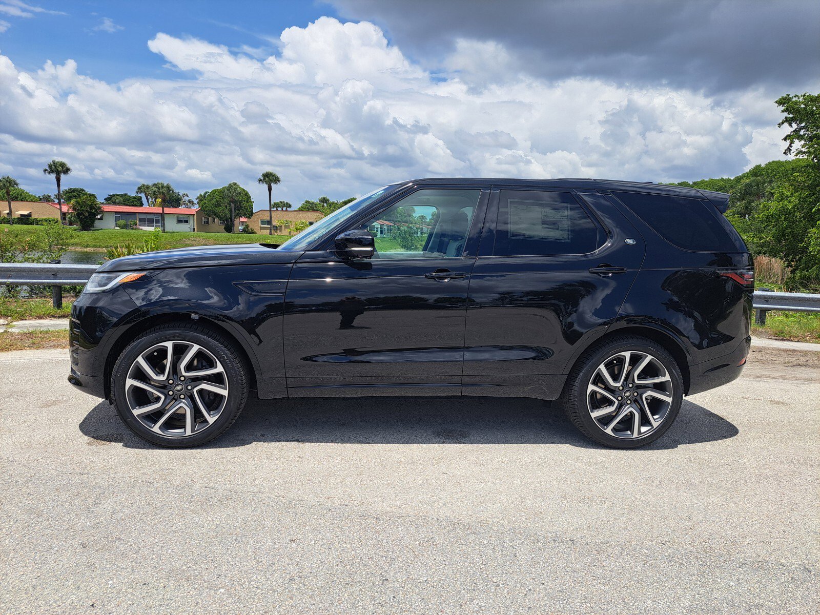 Certified 2025 Land Rover Discovery Dynamic SE image 5