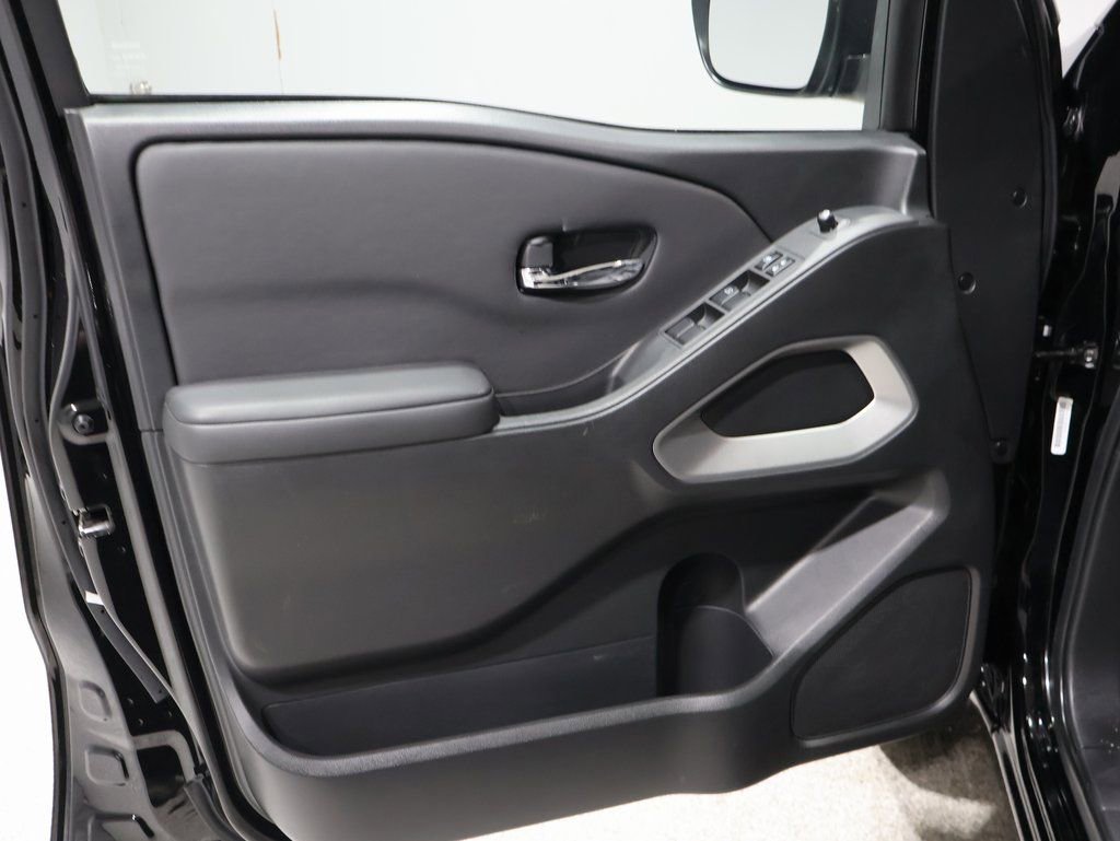 Used 2024 Nissan Frontier SV image 18