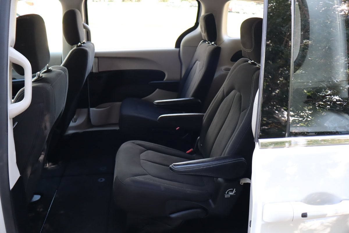 Used 2022 Chrysler Voyager LX FWD image 20