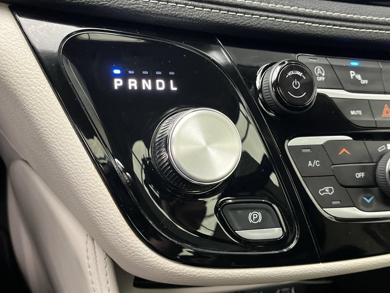 Used 2024 Chrysler Pacifica Limited FWD image 27