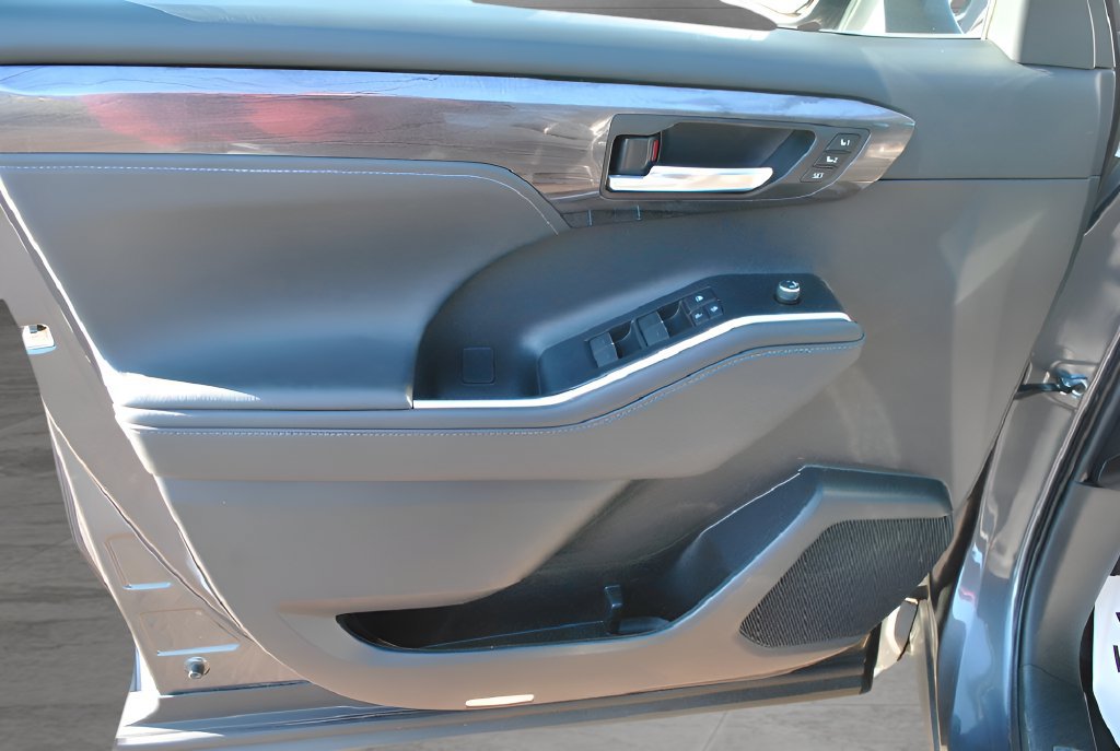 Certified 2021 Toyota Highlander Limited AWD/4WD image 26