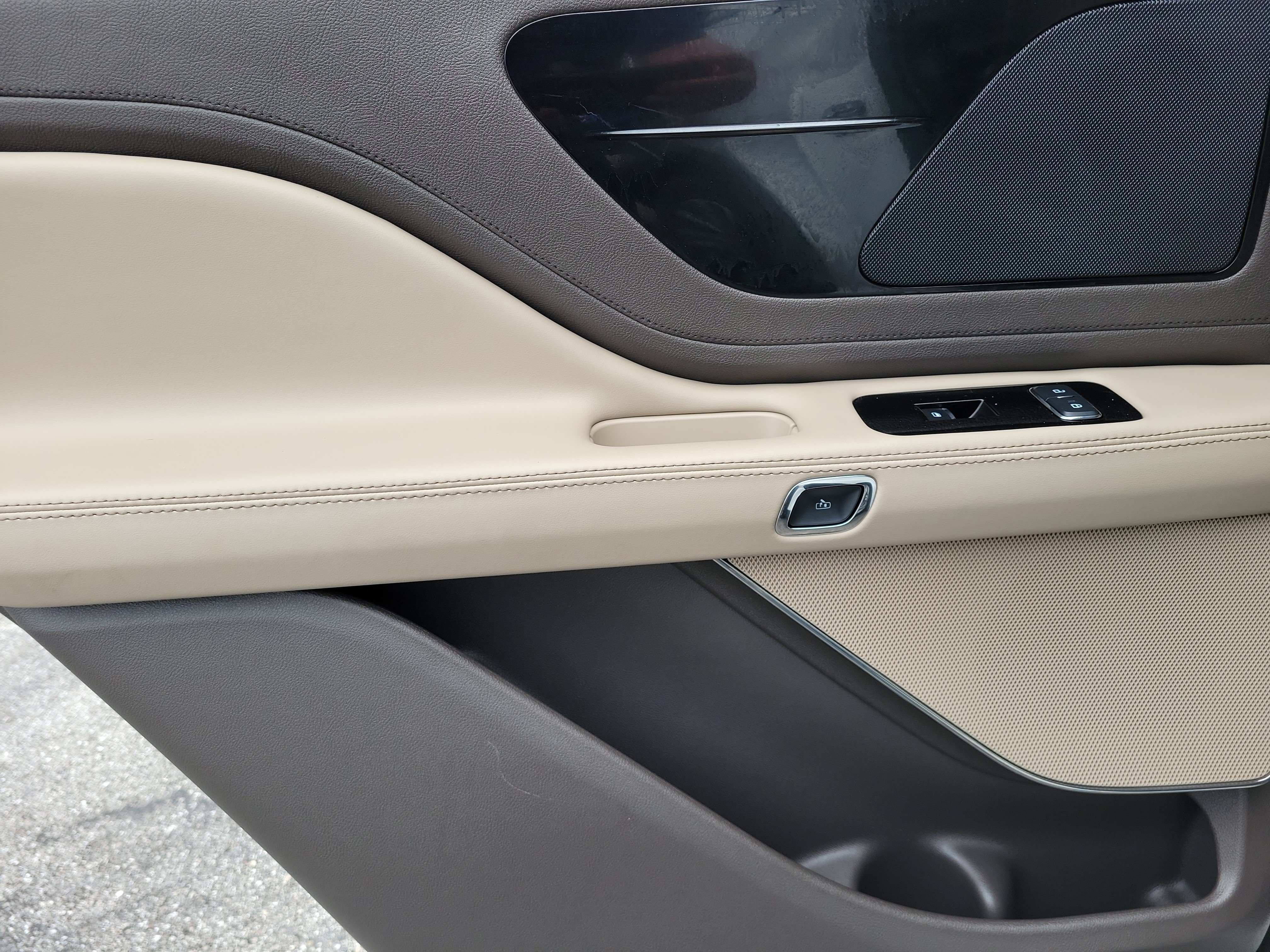 Used 2023 Lincoln Aviator AWD w/ Class IV Trailer Tow Package image 15