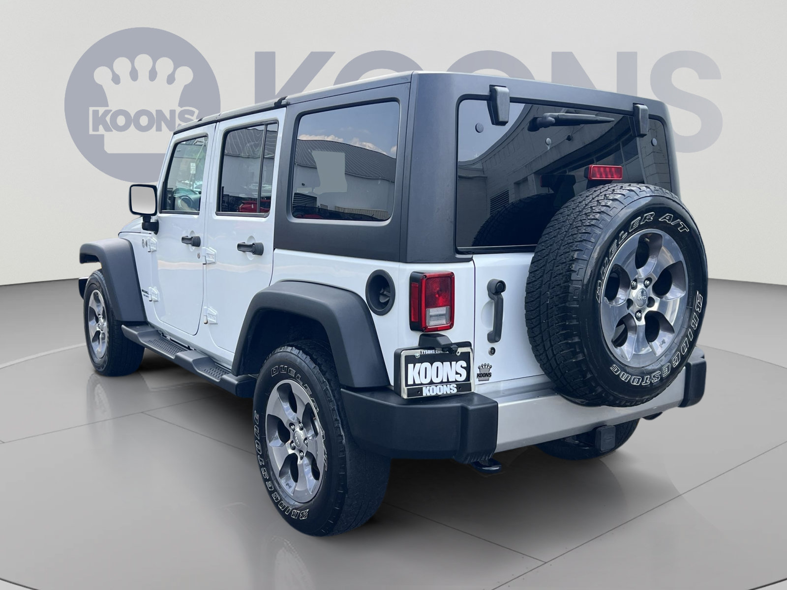 Used 2017 Jeep Wrangler Unlimited Sahara w/ Connectivity Group AWD/4WD image 4