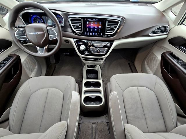 Used 2017 Chrysler Pacifica Touring w/ Tire & Wheel Group FWD image 9