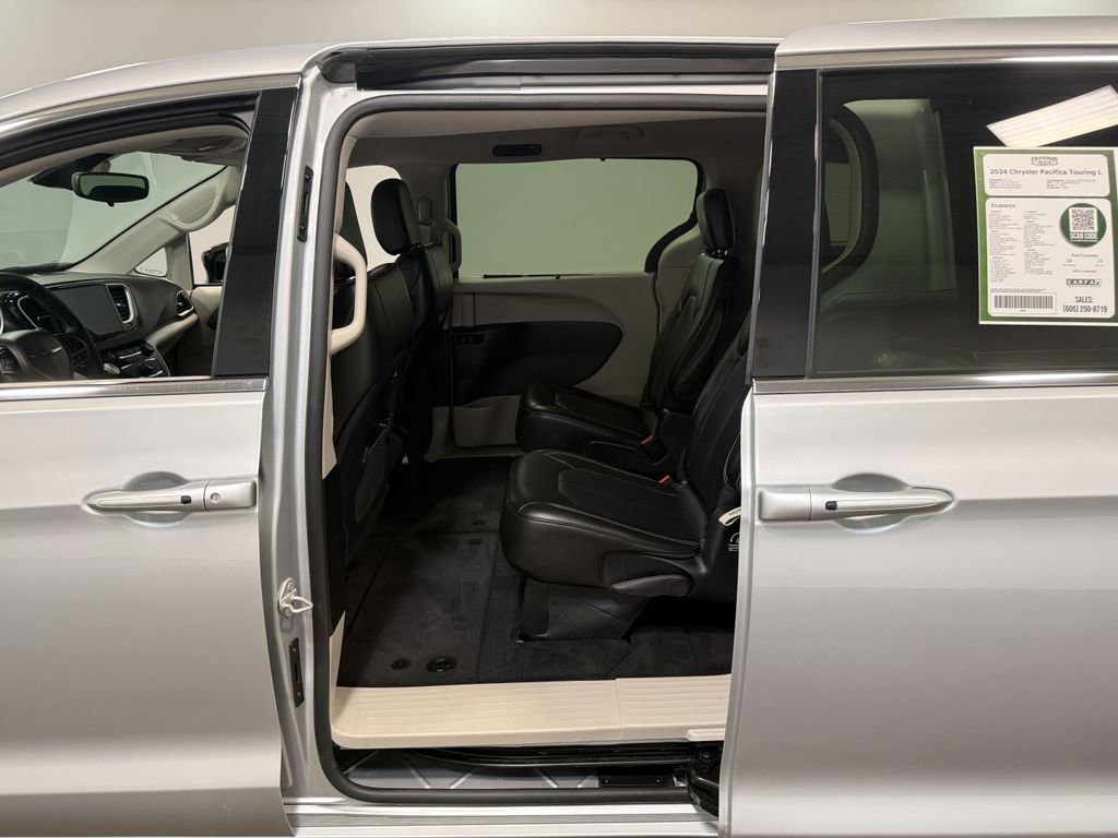 Used 2024 Chrysler Pacifica Touring-L image 47