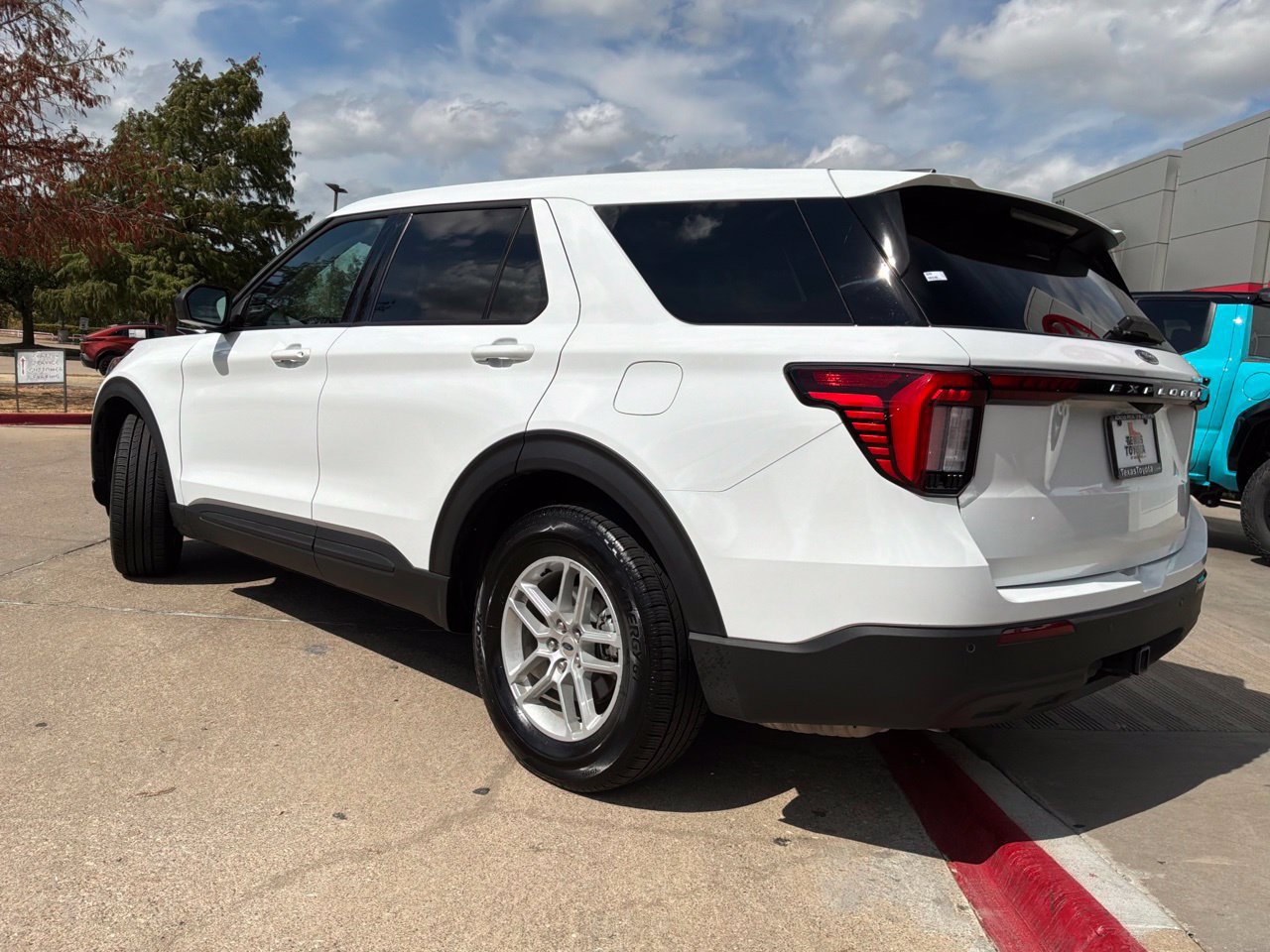 Used 2026 Ford Explorer Active RWD image 8