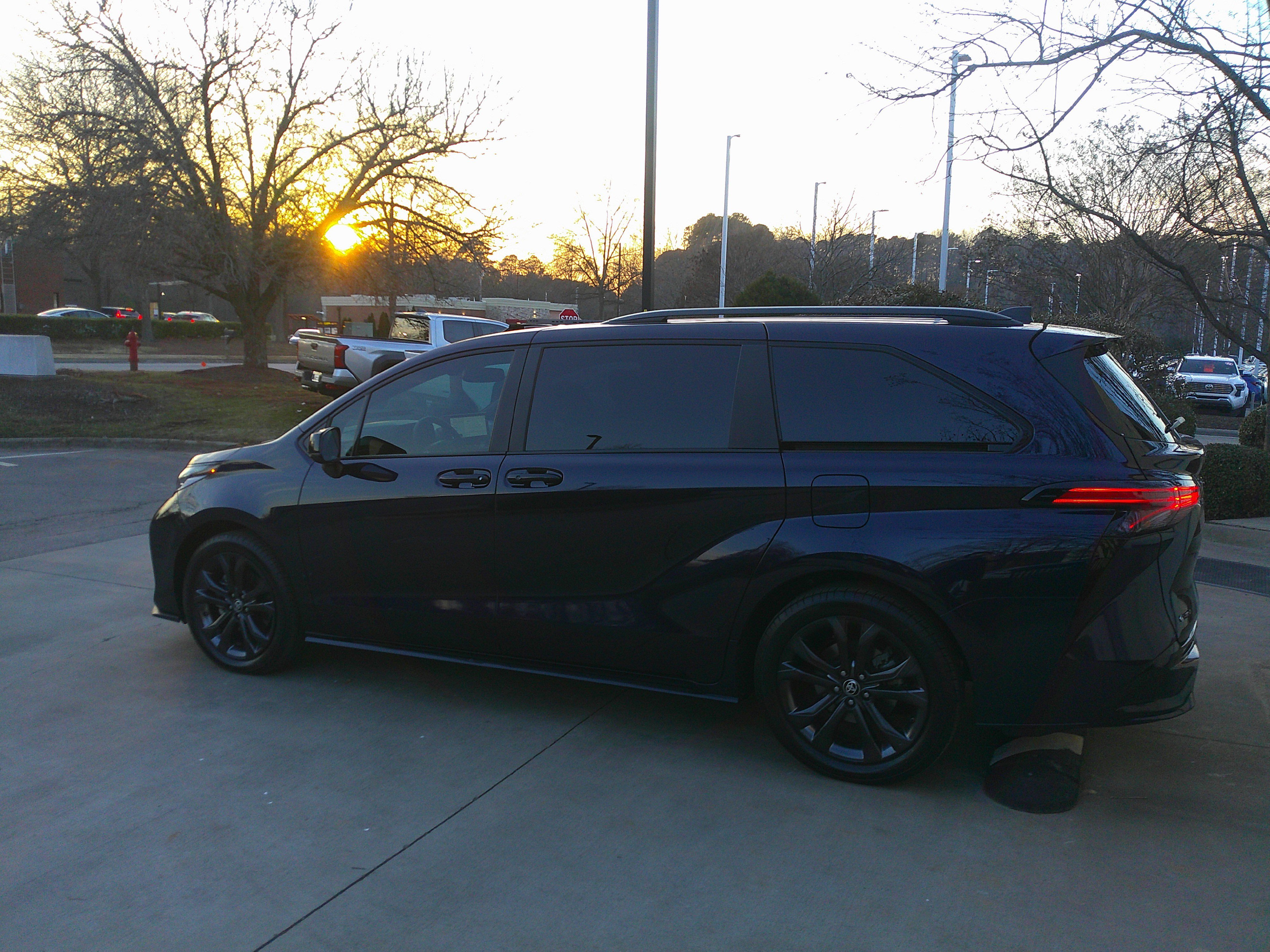 Used 2025 Toyota Sienna XSE w/ XSE Plus Package image 9