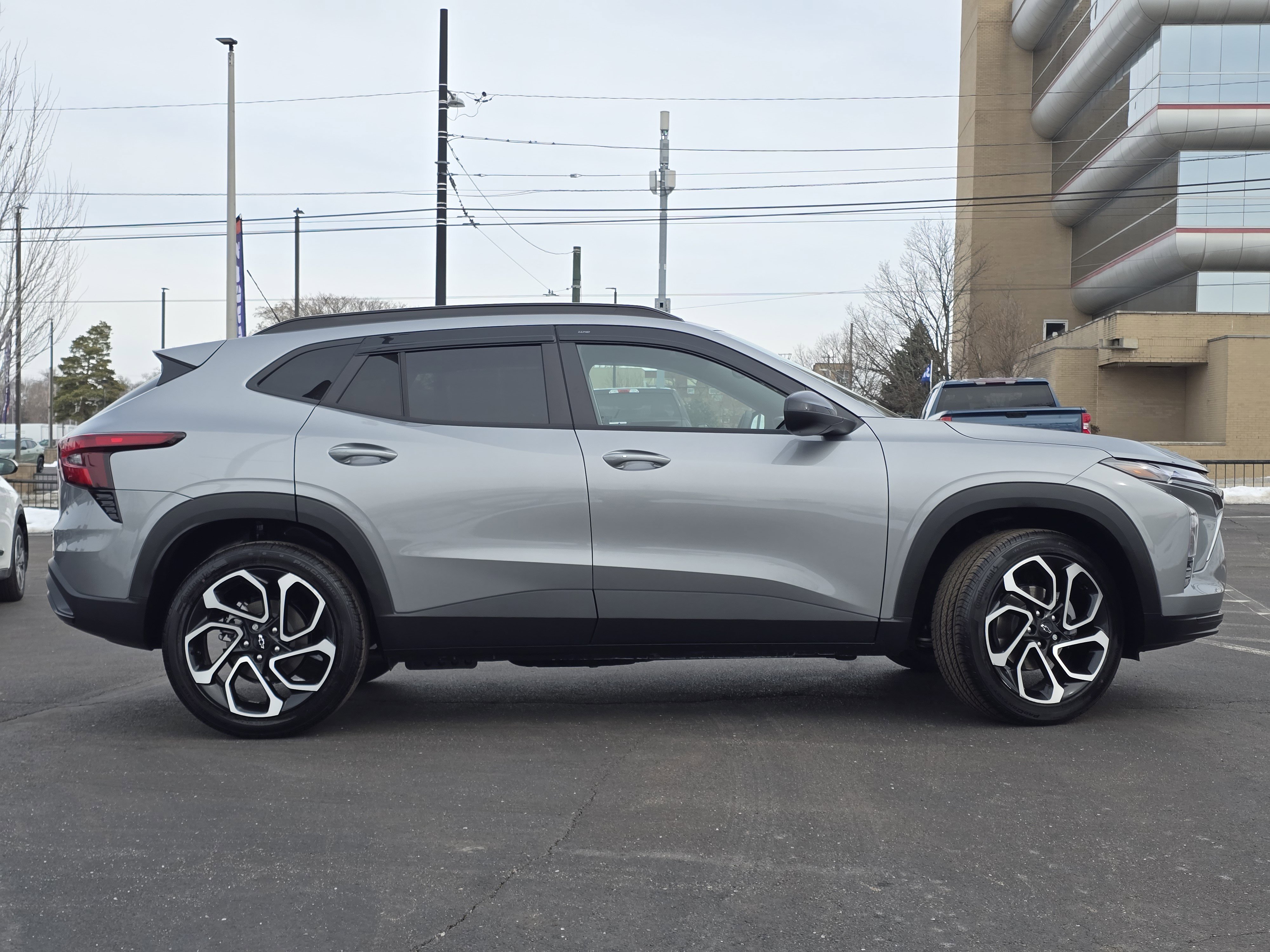 Used 2025 Chevrolet Trax RS w/ Sunroof Package image 24