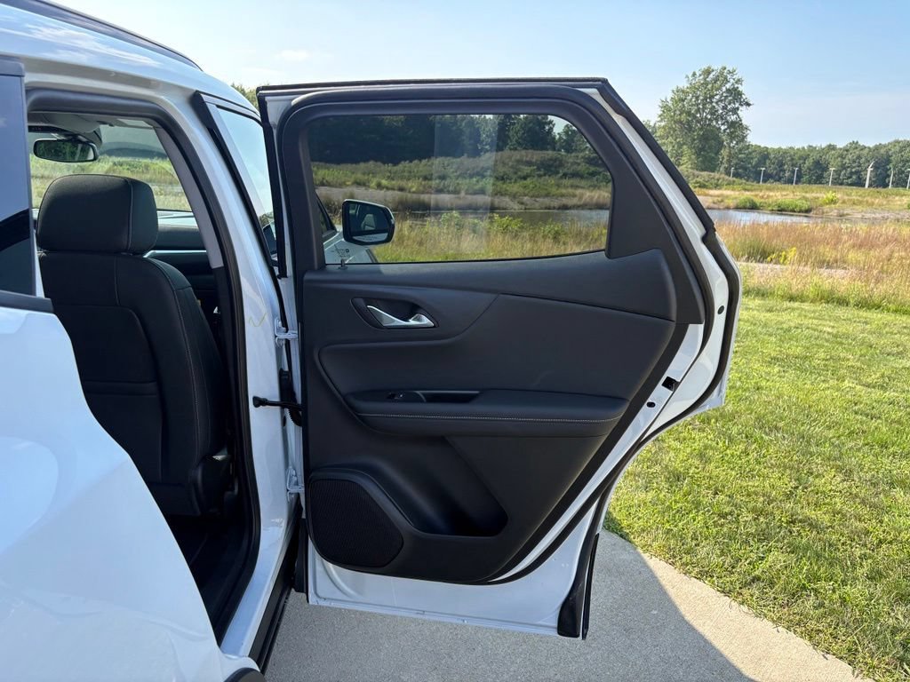 New 2026 Chevrolet Blazer LT w/ LPO, Arctic Package FWD image 32