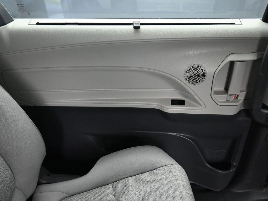 Used 2021 Toyota Sienna LE image 43