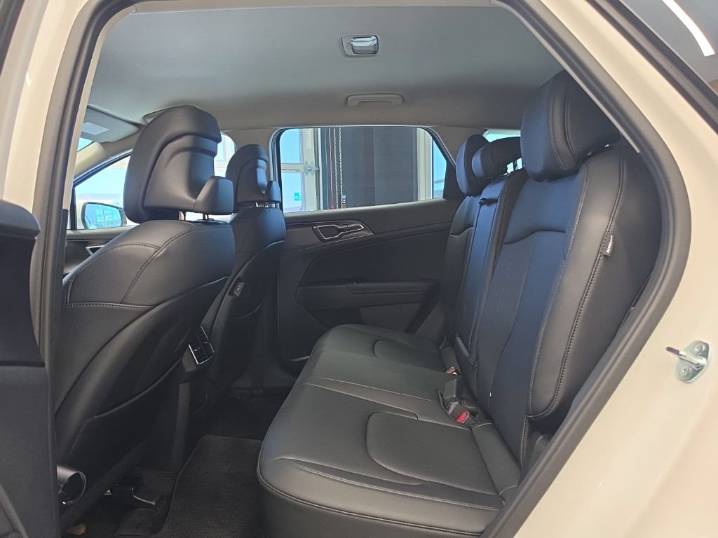 Certified 2025 Kia Sportage EX AWD/4WD image 39