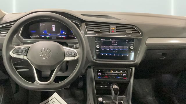 Used 2024 Volkswagen Tiguan SE w/ Panoramic Sunroof Package AWD/4WD image 10