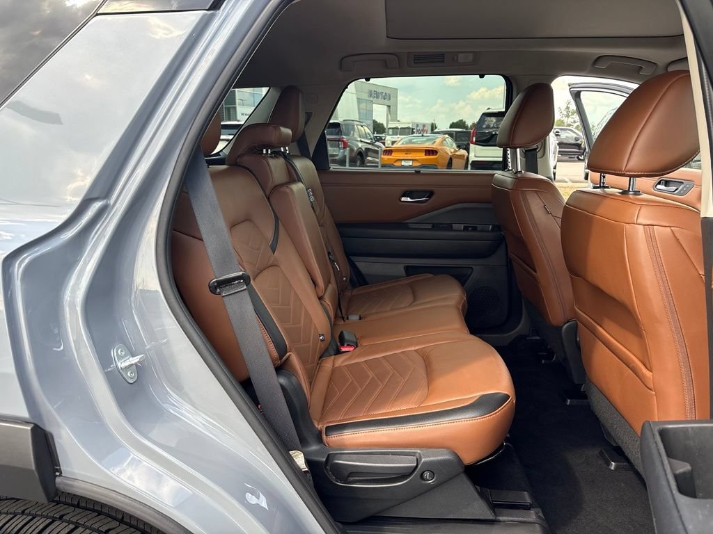 Used 2023 Nissan Pathfinder Platinum w/ Cargo Package AWD/4WD image 42