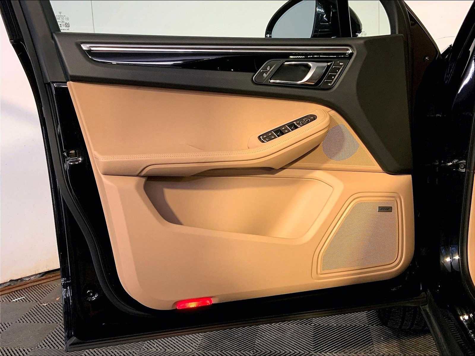 Certified 2025 Porsche Macan image 25