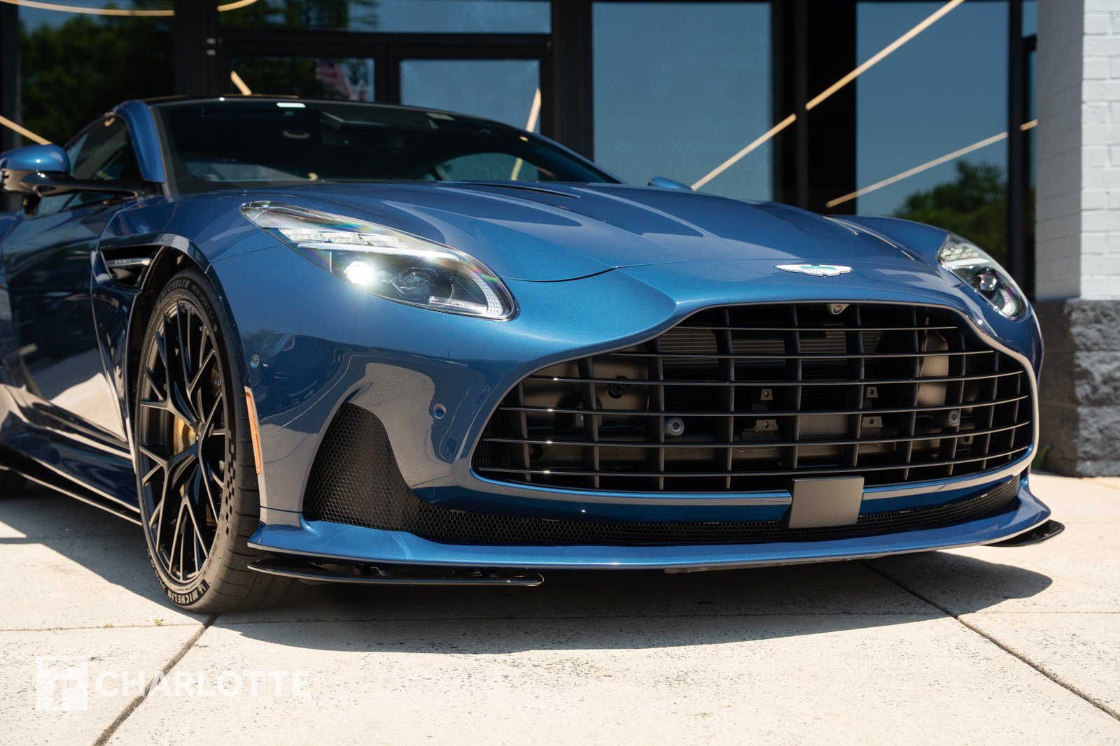 Used 2025 Aston Martin DB12 Coupe RWD image 2
