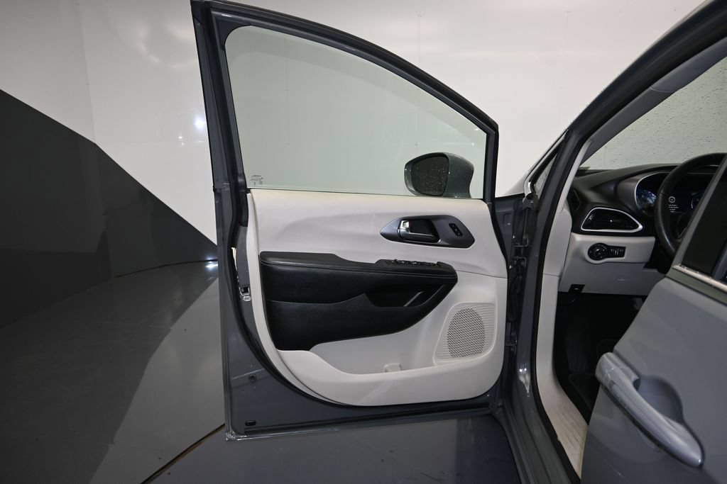 Used 2022 Chrysler Pacifica Touring-L FWD image 10