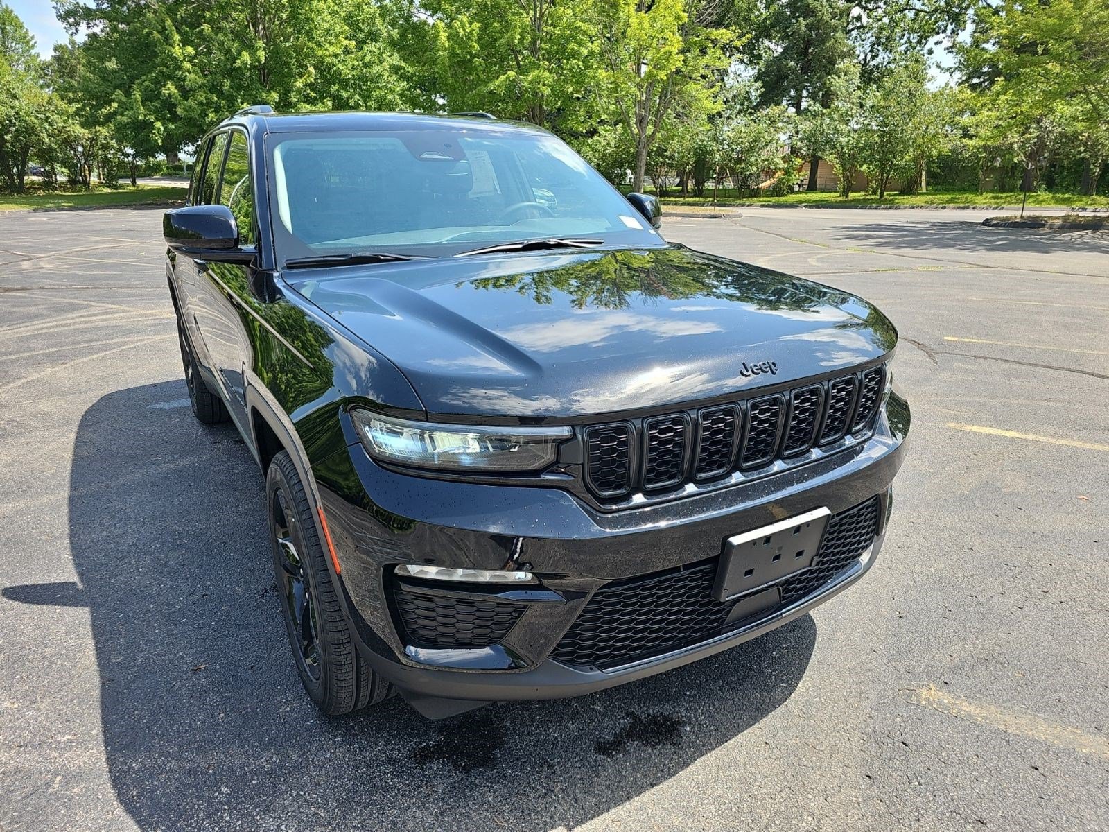 Used 2023 Jeep Grand Cherokee Limited w/ Black Appearance Package AWD/4WD image 8