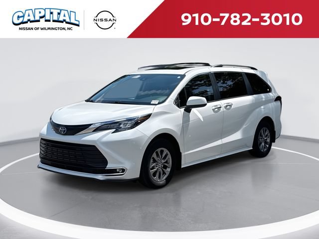 Used 2024 Toyota Sienna XLE FWD image 1