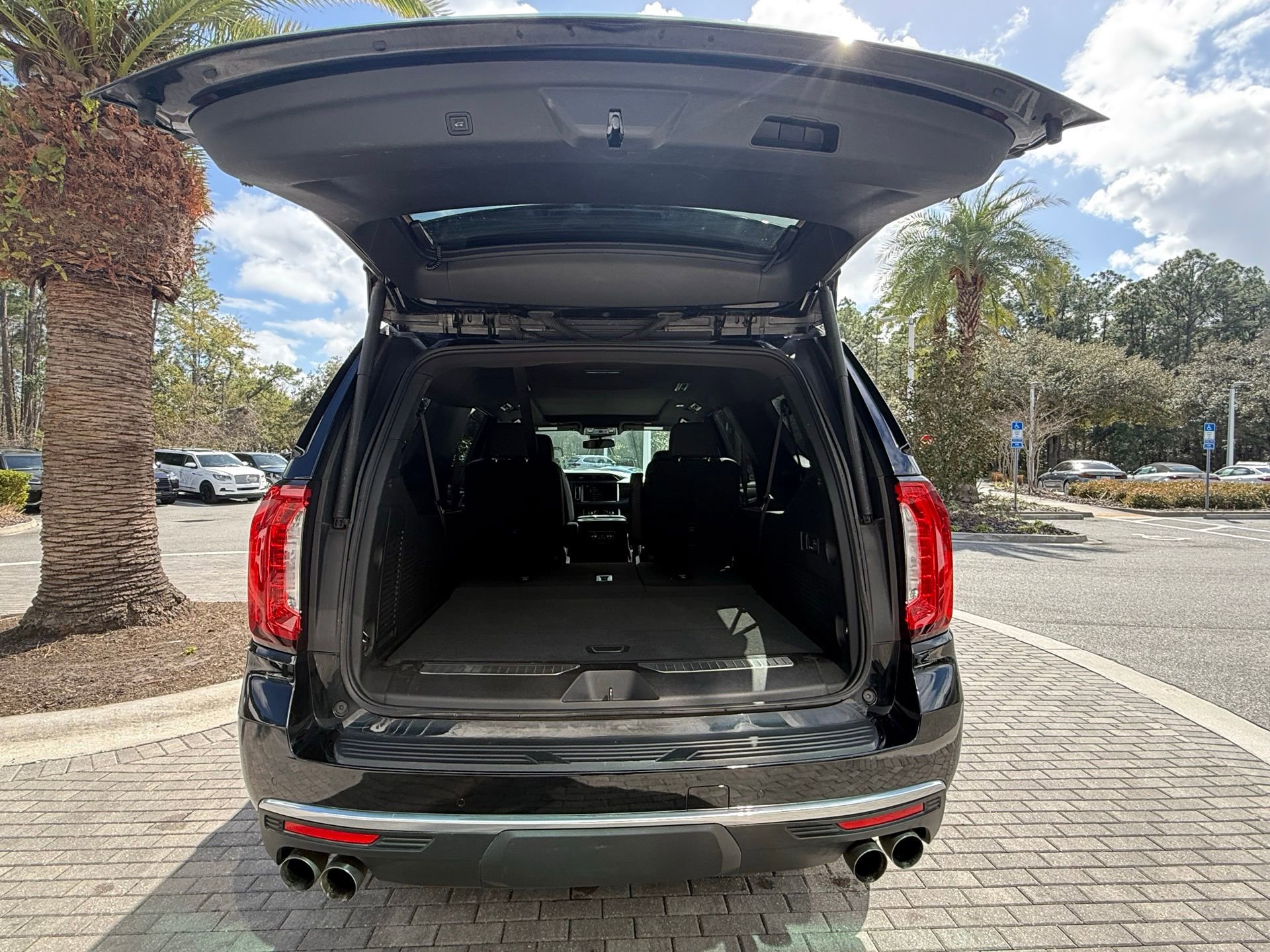 Used 2023 GMC Yukon XL Denali image 18