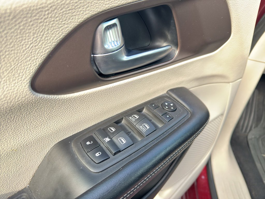 Used 2022 Chrysler Voyager LX image 21