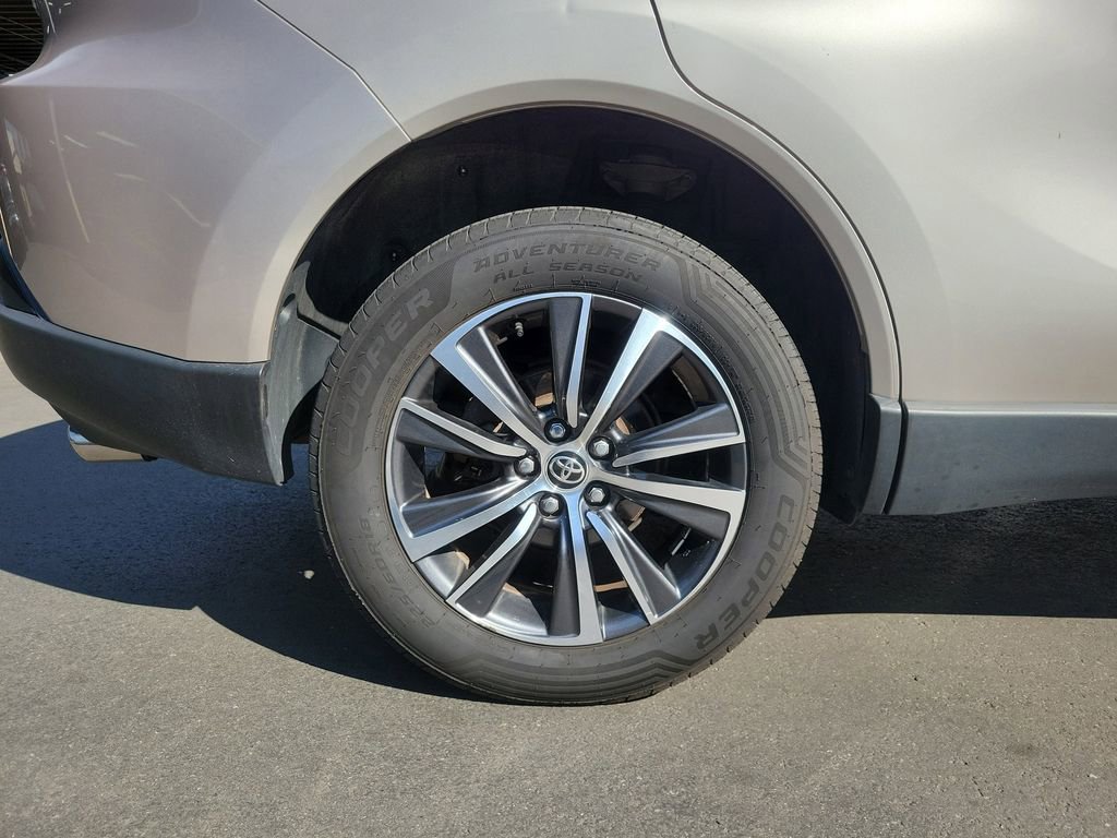 Used 2021 Toyota Venza LE image 5