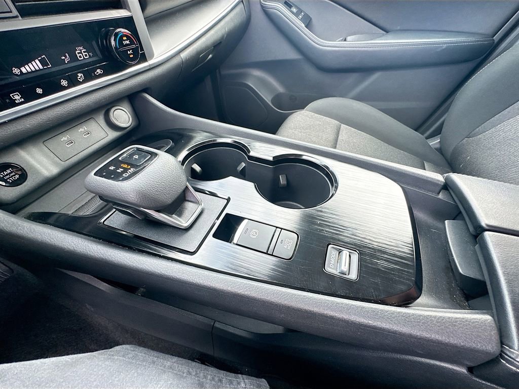 Used 2025 Nissan Rogue SV image 32