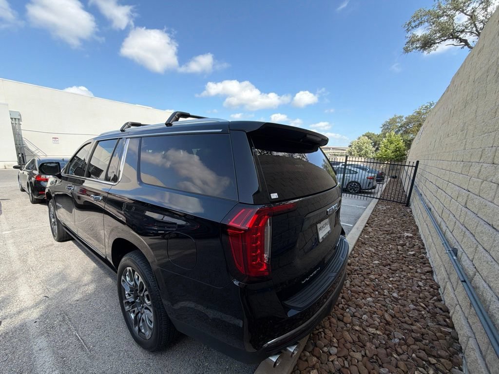 Used 2023 GMC Yukon XL Denali Ultimate AWD/4WD image 3