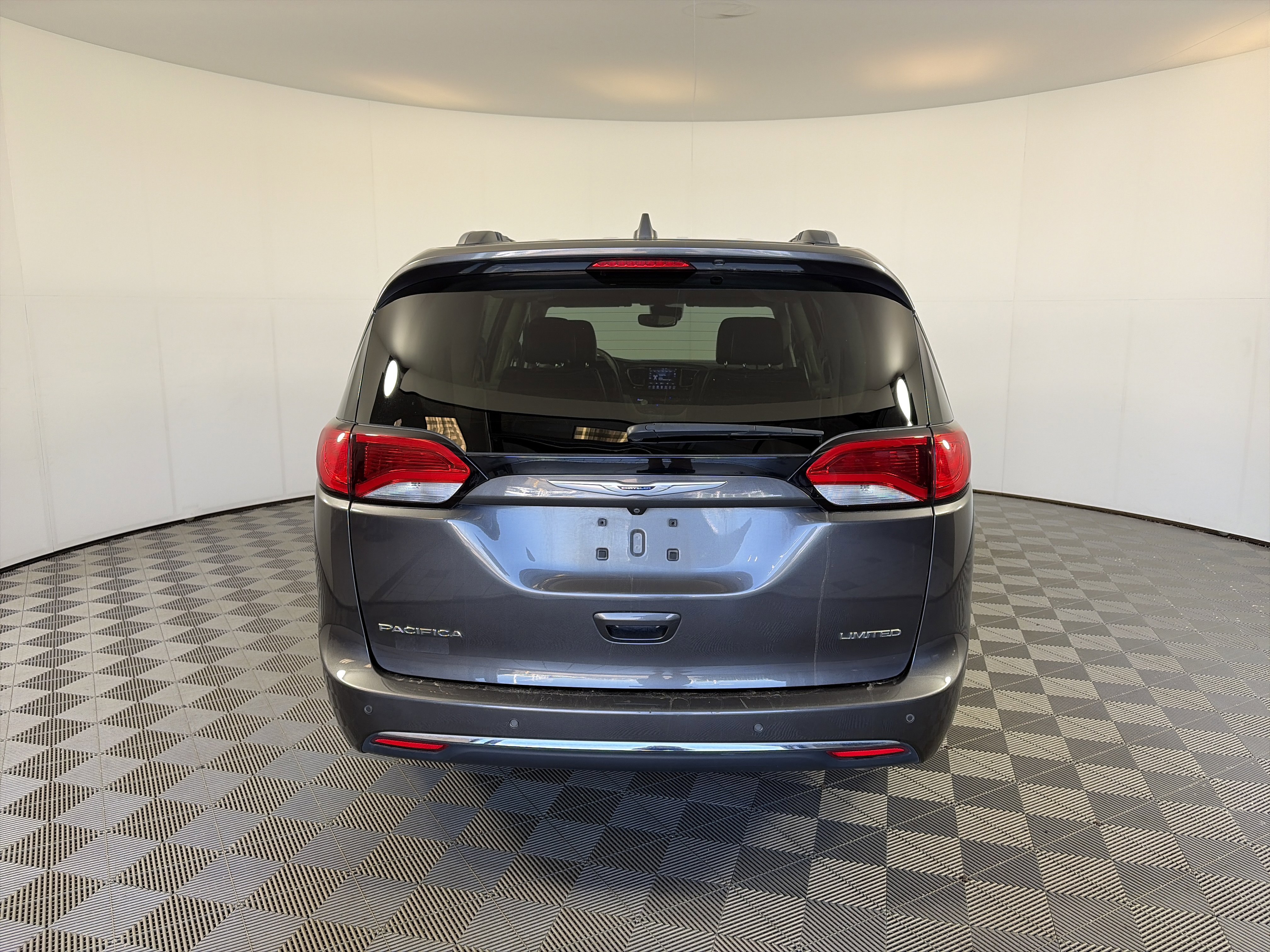 Used 2019 Chrysler Pacifica Limited w/ Advanced Safetytec Group FWD image 9