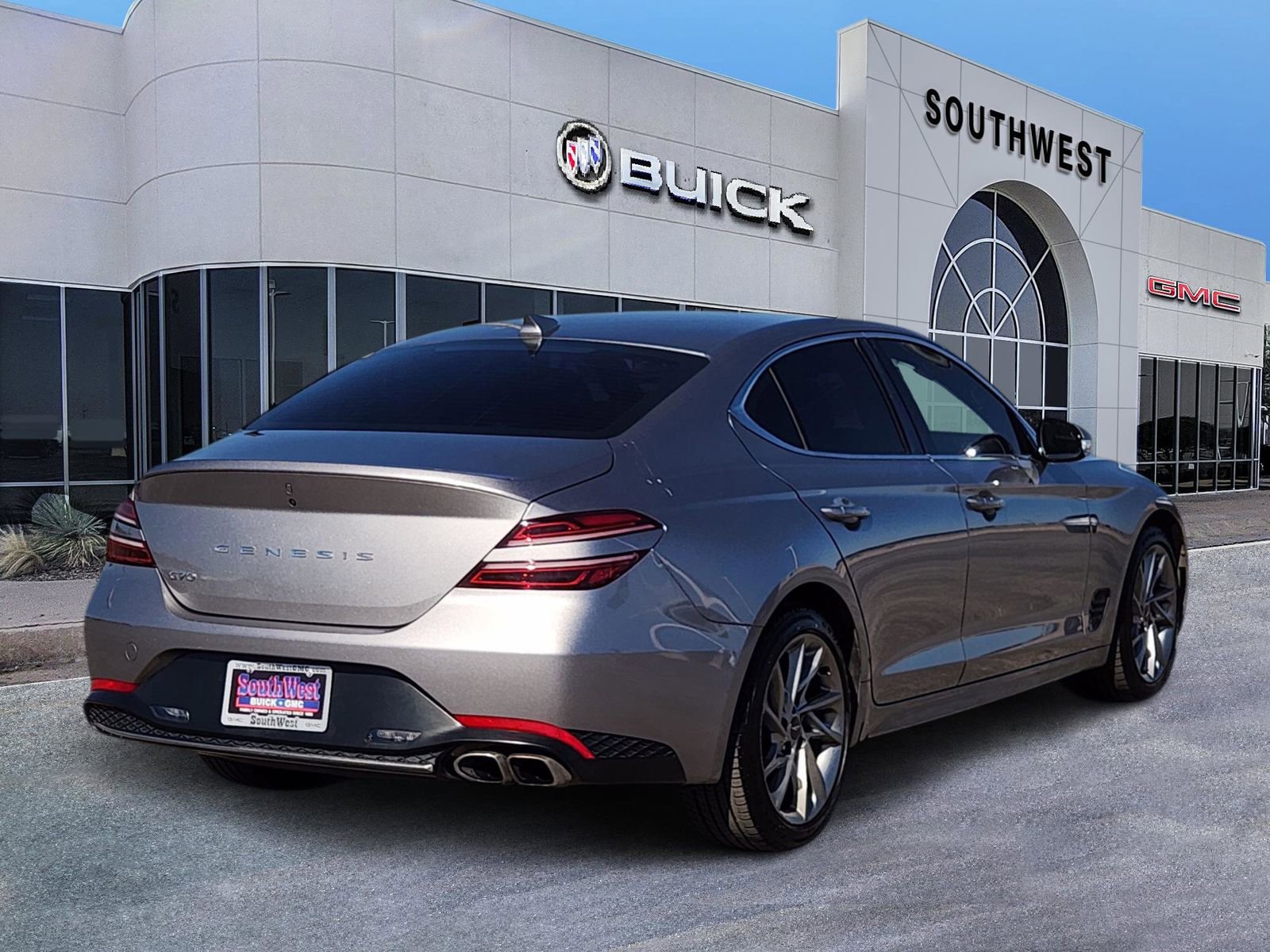 Used 2022 Genesis G70 2.0T image 5