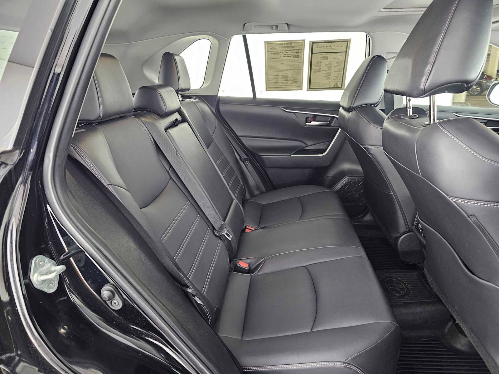 Used 2022 Toyota RAV4 XLE Premium image 12