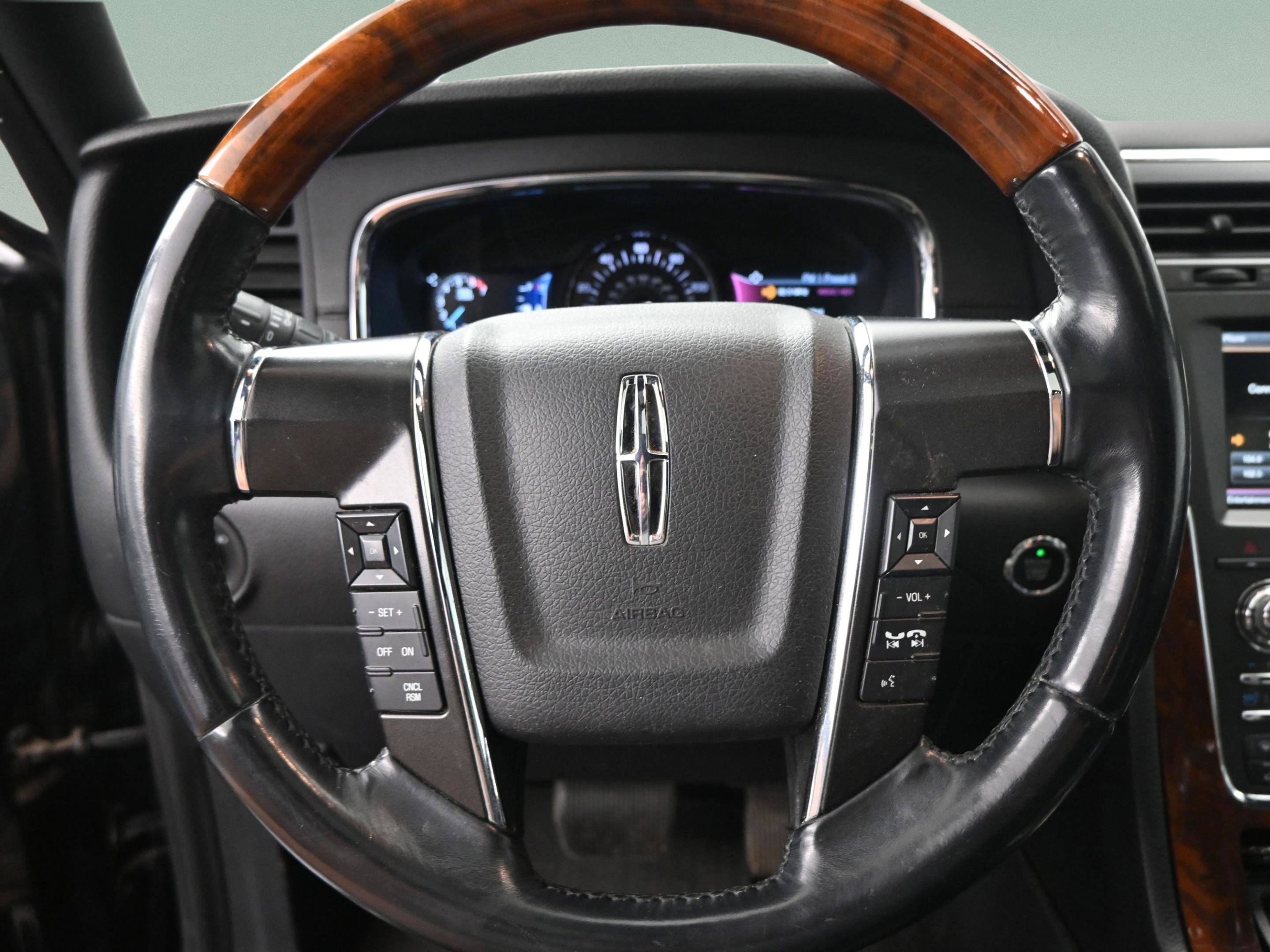 Used 2015 Lincoln Navigator 4WD image 27