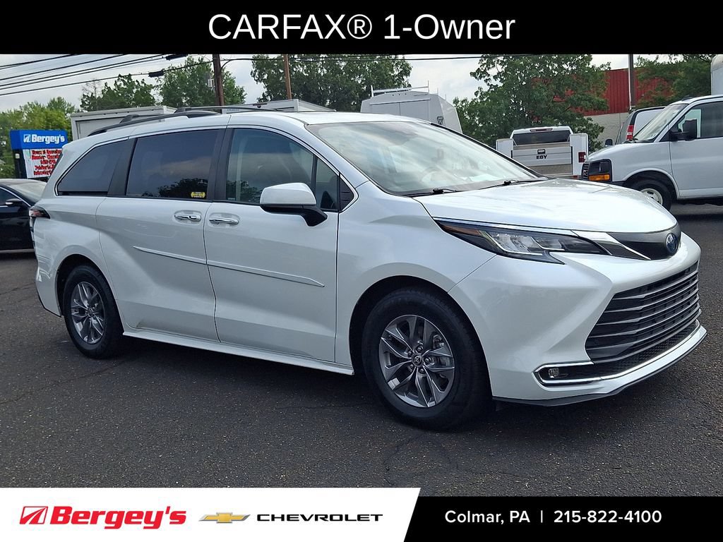 Used 2023 Toyota Sienna XLE AWD/4WD image 3