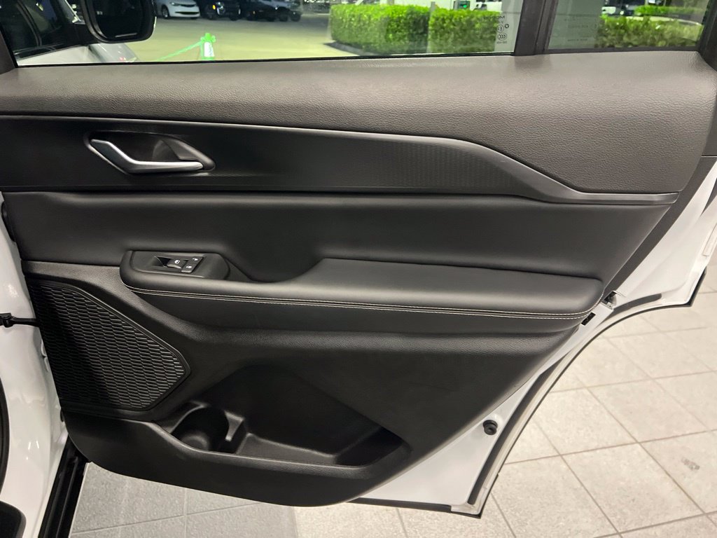 Used 2023 Jeep Grand Cherokee L Laredo RWD image 19