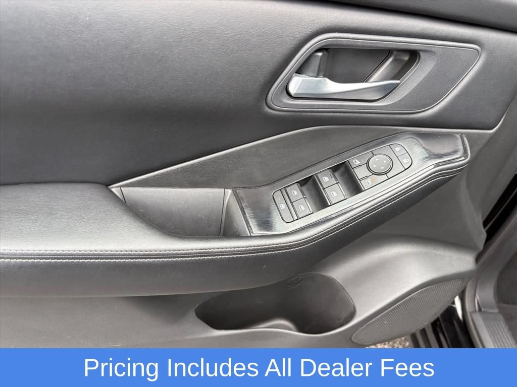 Certified 2025 Nissan Rogue SV FWD image 23