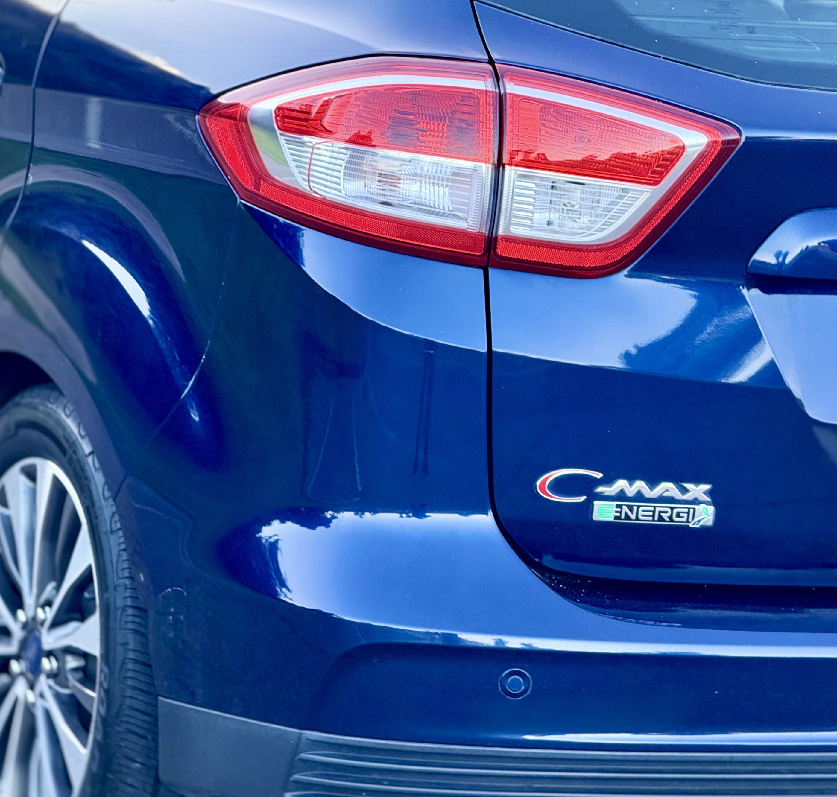 Used 2017 Ford C-MAX Energi Titanium FWD image 9