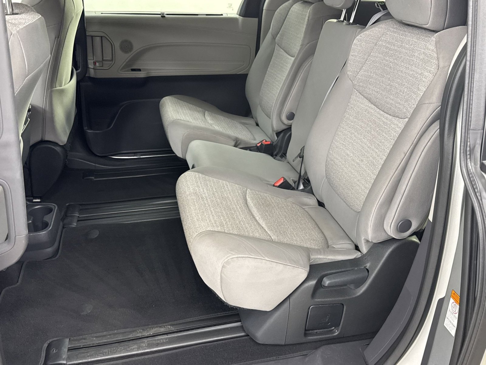 Used 2024 Toyota Sienna LE image 28