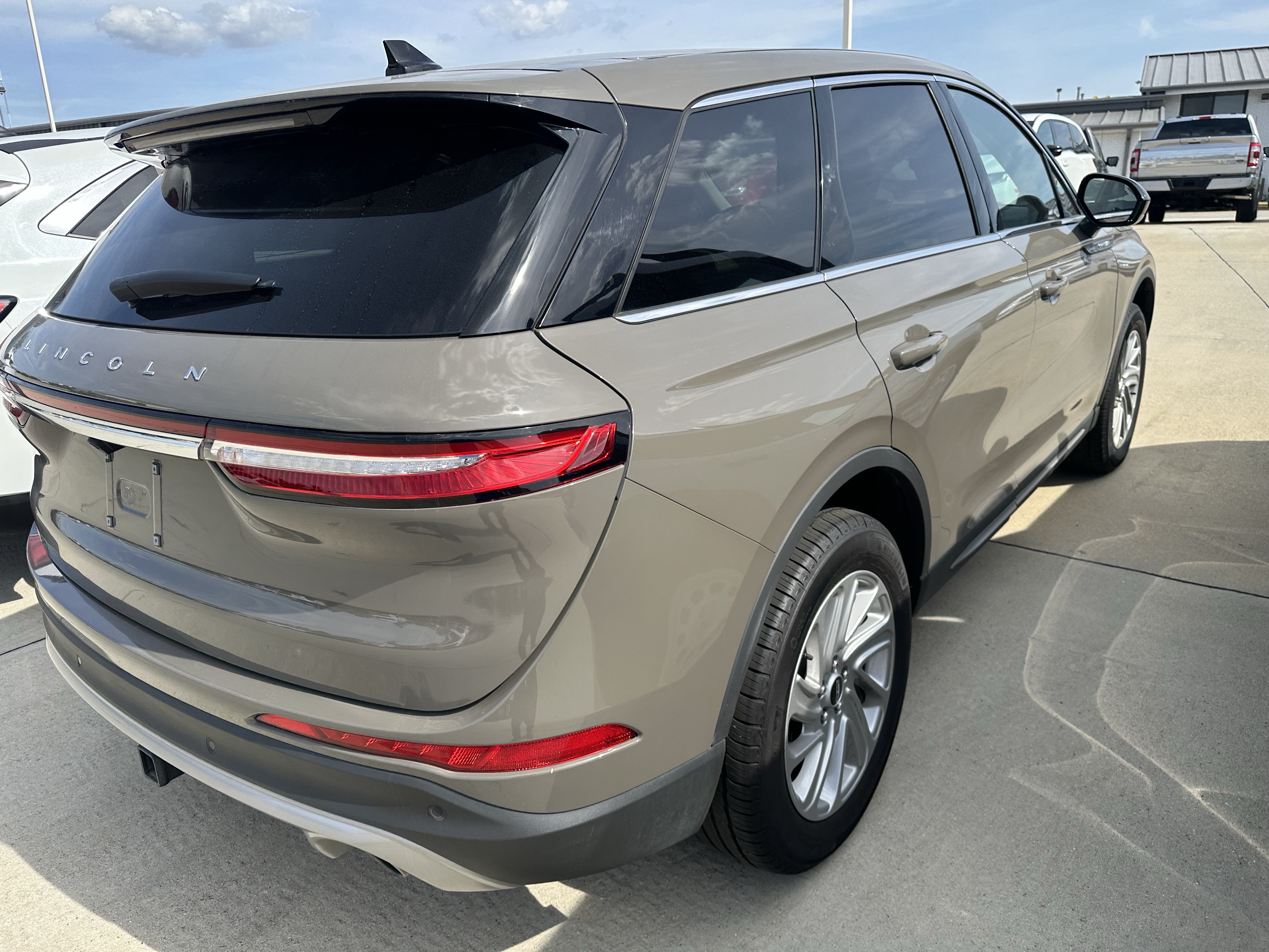 Used 2025 Lincoln Corsair AWD w/ Towing Package image 7