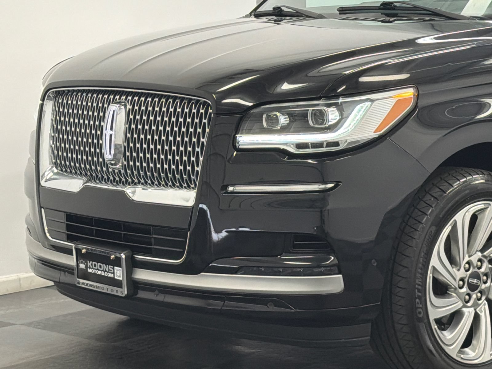 Certified 2023 Lincoln Navigator Reserve AWD/4WD image 2