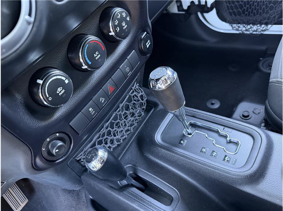 Used 2015 Jeep Wrangler Unlimited Sahara w/ Connectivity Group AWD/4WD image 15