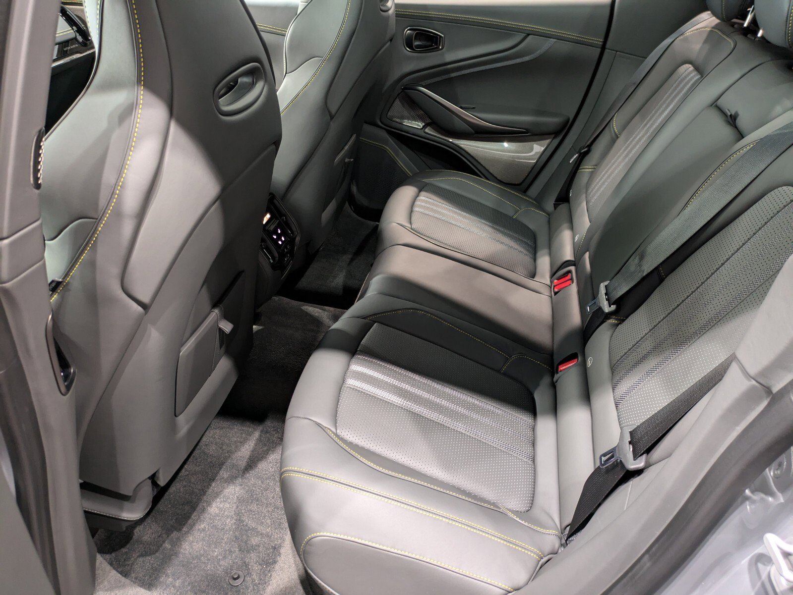 Used 2025 Aston Martin DBX 707 image 18